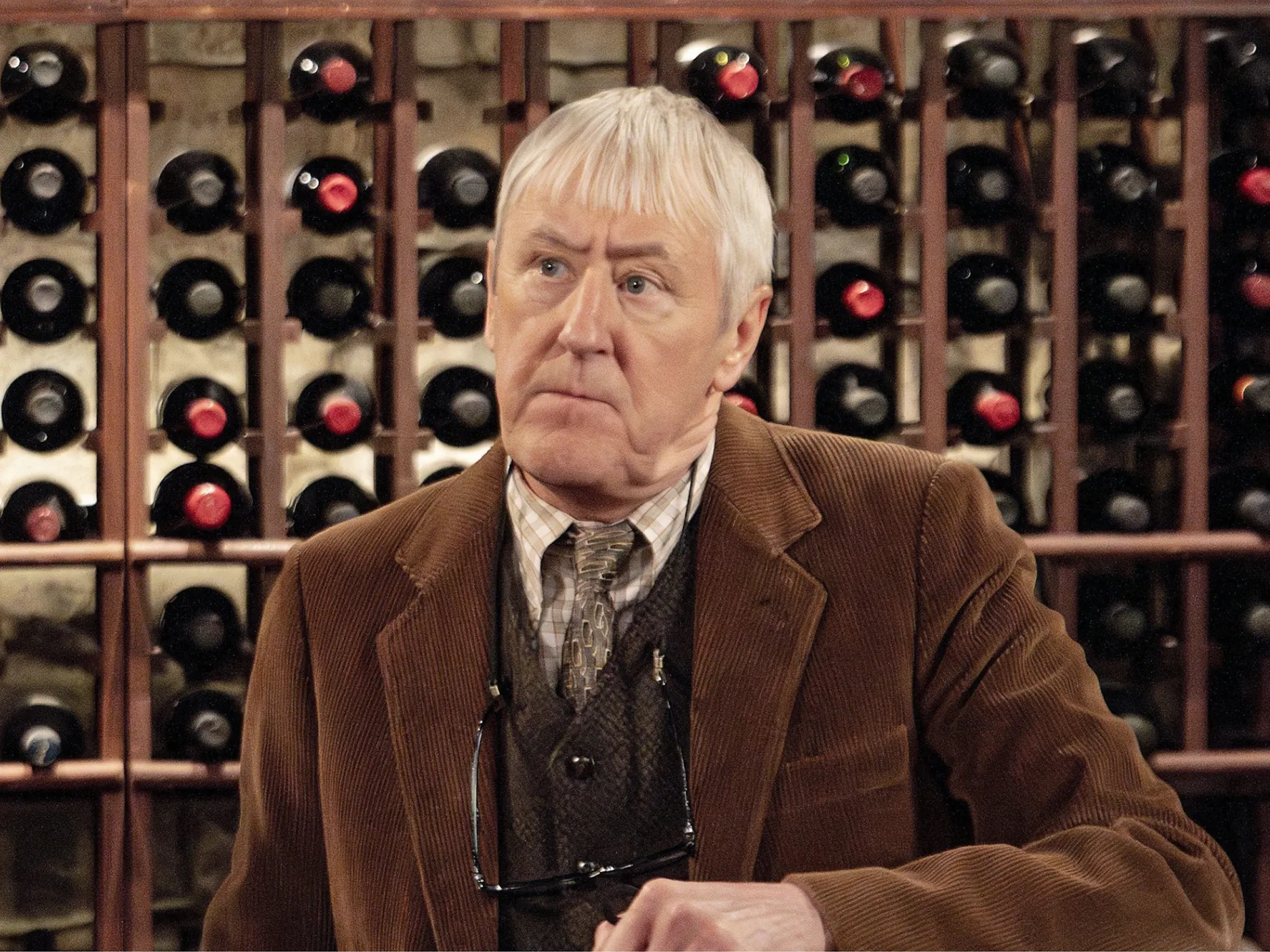 Nicholas Lyndhurst v vinski kleti, kader iz nanizanke